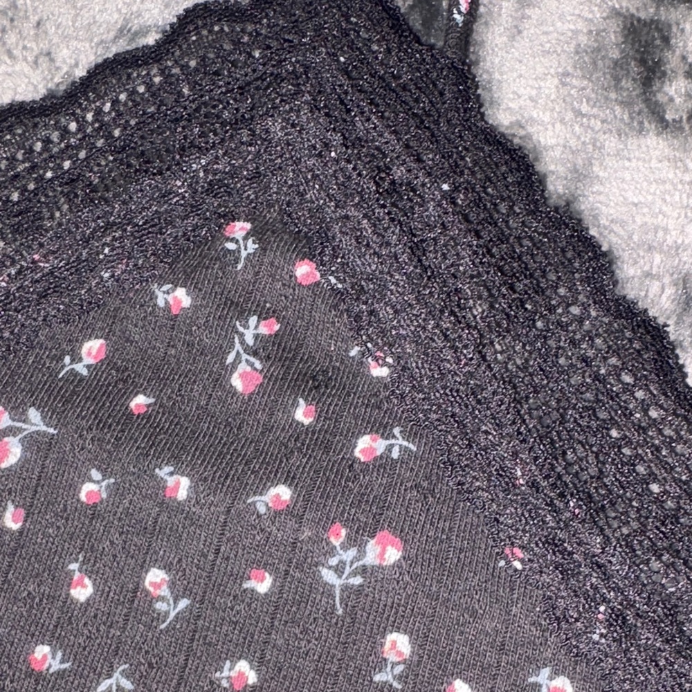 No Boundaries Black W/Floral Scalloped & Trimmed In Black Lace Crip Top NEW! - Picture 2 of 4